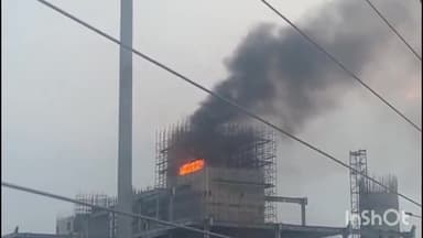 బాలాపూర్: శంషాబాద్ ఎయిర్ పోర్టు పరిధిలో అగ్ని ప్రమాదం, నిర్మాణంలో ఉన్న అమరరాజా బ్యాటరీ భవనంలో చెలరేగిన మంటలు