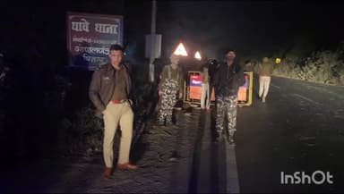 थावे: थावे मीरगंज मुख्य पथ पर नए साल के मौके पर एसपी अवधेश दीक्षित ने दो दर्जन वाहनों की तलाशी ली, हड़कंप मचा