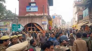 मिर्ज़ापुर: विंध्याचल के विंध्य कॉरिडोर निर्माण के लिए अधिग्रहित जमीन पर लगे लाल निशान पर चला बुलडोजर