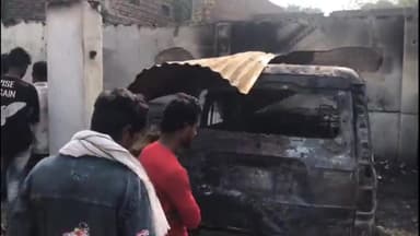 उचकागांव: उचकागांव थाना के ब्रहमाईन में पूर्व मुखिया के बथान में आग लगने से बीस लाख की संपत्ति राख हो गई