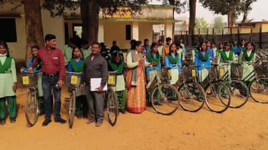 सेन्हा: सेन्हा में कल्याण विभाग ने स्कूली छात्र-छात्राओं को जनप्रतिनिधियों द्वारा साइकिल वितरित कर योजना का लाभ दिया