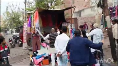 हरदोई: सिनेमा रोड बस बिल्डिंग के पास दबंग दुकानदार ने पटरी दुकानदार को पीटा, गाली-गलौज कर सामान फेंका, वीडियो वायरल