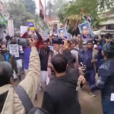 कानपुर: कांग्रेस कमेटी और महिला मोर्चा के सैकड़ों कार्यकर्ताओं ने गृहमंत्री के खिलाफ जिलाधिकारी को सौंपा ज्ञापन