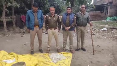 कैंपियरगंज: कैम्पियरगंज थाना क्षेत्र के मोईनाबाद में आबकारी ने दबिश देकर 10 लीटर अवैध कच्ची शराब बरामद की, एक अभियोग पंजीकृत