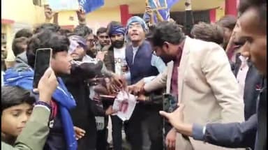 टीकमगढ़: कलेक्ट्रेट में प्रदर्शन के दौरान भीम आर्मी ने अमित शाह की तस्वीरों को पैरों से कुचला, फोटो में लगाई आग