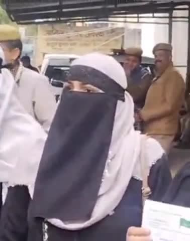 कानपुर: गृहमंत्री के बयान का कड़ा विरोध जताते हुए ए आई एम आई एम के जिला युवा मोर्चा व महिला विंग ने जिलाधिकारी को सौंपा ज्ञापन