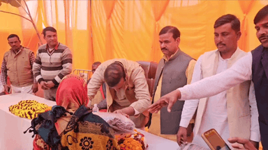 ज्ञानपुर: ज्ञानपुर विधायक विपुल दुबे ने जरूरतमंदों को कम्बल वितरित किए