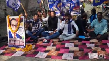 खगड़िया: सेल्स टैक्स मंदिर के पास बसपा कार्यकर्ता ने दिया धरना