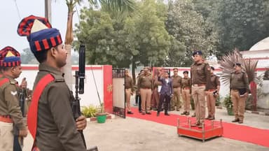 जौनपुर के नवागत एसपी डॉ कौस्तुभ ने कार्यभार किया ग्रहण, पुलिस लाइन में दी गई सलामी।