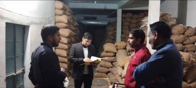 जबेरा: एसडीएम सौरव गंधर्व ने तेंदूखेड़ा में दो गल्ला व्यापारियों की दुकानों का निरीक्षण किया, दोनों दुकानों को सील किया गया