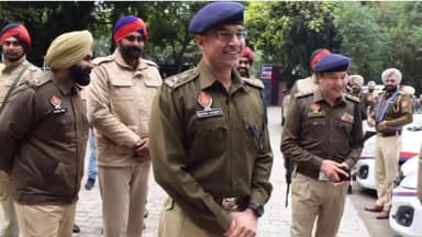 ਐਸਏਐਸ ਨਗਰ ਮੁਹਾਲੀ: ਸਰਦੀਆਂ ਵਿੱਚ ਰਾਤ ਨੂੰ ਡਿਊਟੀ ਕਰਨ ਵਾਲੇ ਟਰੈਫਿਕ ਅਤੇ ਪੀਸੀਆਰ ਕਰਮਚਾਰੀਆਂ ਨੂੰ ਐਸਐਸਪੀ ਮੋਹਾਲੀ ਨੇ ਰਿਫੈਕਟਰ ਬੈਲਟਾਂ ਵੰਡੀਆਂ