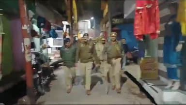 जनपद में शांति एवं कानून व्यवस्था को  सही बनाए रखने के लिए पुलिस अधीक्षक औरैया पुलिस फोर्स के साथ पैदल गस्त करते हुए।