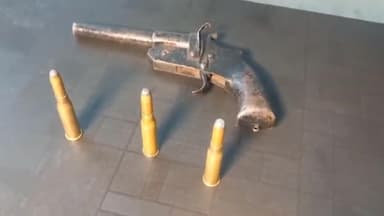 लखीसराय: पुरानी बाज़ार में पुलिस का विशेष जाँच अभियान, एक अपराधी गिरफ्तार, 1 देशी कट्टा और 3 जिंदा कारतूस बरामद