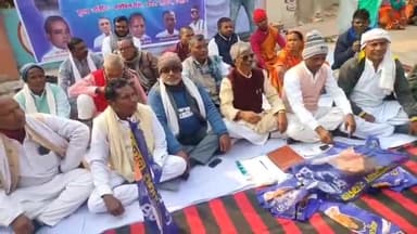 बिहार: गृह मंत्री अमित शाह के इस्तीफे की मांग को लेकर बहुजन समाज पार्टी ने अस्पताल चौराहे के पास दिया धरना