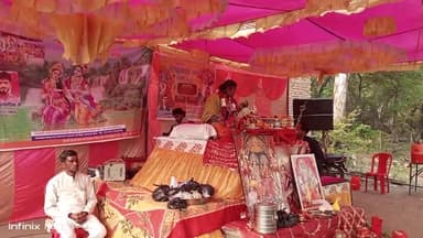 गोवर्धन के गांव बच्चगांव में कथा का रसपान करते हुए भक्तगण