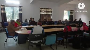 घाघरा: प्रखंड कार्यालय परिसर में बीडीओ ने पंचायत कर्मचारियों के साथ कार्यों की समीक्षा बैठक की