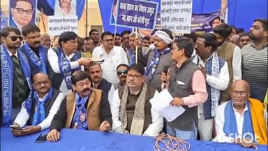 मिर्ज़ापुर: बहुजन समाज पार्टी के कार्यकर्ताओं ने सिटी क्लब में गृह मंत्री अमित शाह के खिलाफ जमकर की नारेबाजी, किया धरना प्रदर्शन