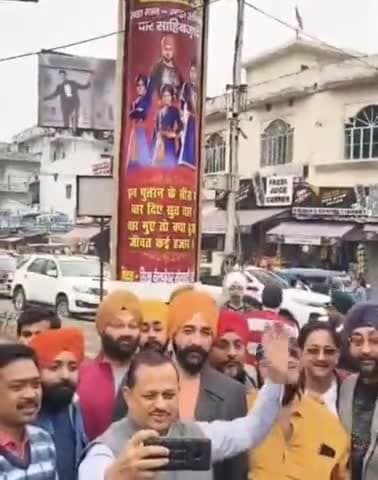 कानपुर: सिख वेलफेयर सोसाइटी लकी ने मोतीझील चौराहे पर चार साहिबजादों के शहादत दिवस पर सेल्फी पॉइंट का किया आरंभ