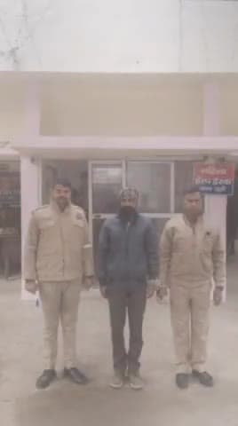 कानपुर: जूही थाने की पुलिस ने दो वर्ष से फरार 25,000 के इनामिया बदमाश को किया गिरफ्तार