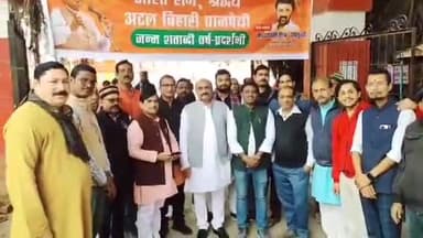 जौनपुर: बुधवार को नगर पालिका में अटल बिहारी वाजपेयी के जन्मदिवस पर लगी प्रदर्शनी का अवलोकन मंत्री दयाशंकर मिश्र दयालु ने किया