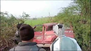 पन्ना: कृष्ण वेयरहाउस के पास तेज रफ्तार वाहन ने बोलेरो कार को टक्कर मारी, कार सड़क किनारे गिरी, दो पेड़ उखड़े, चालक गंभीर