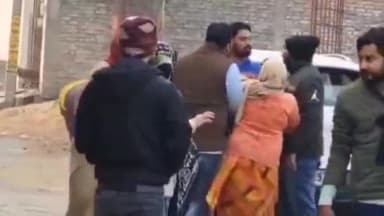 इटावा: सदर इलाके के मोहल्ले में आपसी कहासुनी के बाद दो पक्षों में मारपीट और पथराव, वीडियो सोशल मीडिया पर वायरल