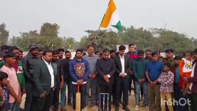 लखीसराय: शहर के नया बाजार में आर के हाई स्कूल मैदान पर क्रिकेट टूर्नामेंट का डीएम ने किया उद्घाटन