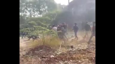 झांसी: राजपूत कॉलोनी में प्लॉट पर कब्जे को लेकर दो पक्षों ने पुलिस के सामने जमकर की मारपीट, वीडियो हुआ वायरल