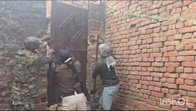 थावे: चनावे गांव में मारपीट मामले के दो फरार आरोपियों के घर पुलिस ने की कुर्की की कार्रवाई