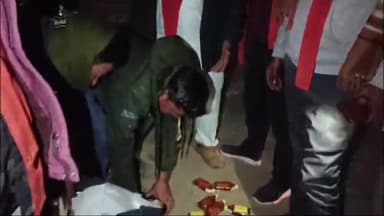 दमोह: भगवती मानव कल्याण संगठन के सदस्यों ने मंगल भवन के पास बाइक सवारों से पुलिस को सूचना देकर 1 पेटी अवैध शराब ज़ब्त की