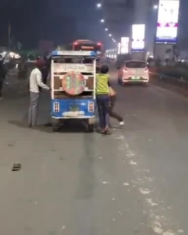 कानपुर: स्वरूप नगर में स्कूटी और ई-रिक्शा के बीच टक्कर, बीच सड़क पर चले लात-घुसे, वीडियो सोशल मीडिया पर वायरल