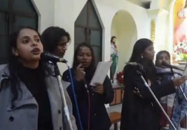 कानपुर: क्रिसमस पर क्राइस्ट चर्च और सेंट जेवियर्स चर्च सहित अन्य चर्चों में उमड़ी भीड़