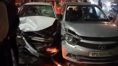 झांसी: तेज रफ्तार ट्रक ने मेडिकल कॉलेज के गेट के सामने तीन कारों को मारी टक्कर, कार हुई क्षतिग्रस्त, चार लोग घायल