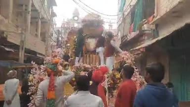 मुरैना नगर: श्री बांके बिहारी मंदिर से शहर में निकाली गई खाटू श्याम की निशान यात्रा, श्रद्धालुओं ने किया स्वागत