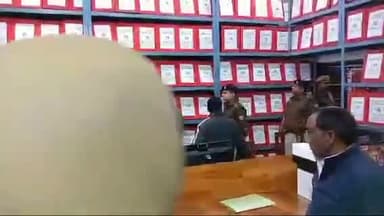 जौनपुर: नवांगत एसपी डॉक्टर कौस्तुभ ने बुधवार को एसपी ऑफिस का निरीक्षण किया