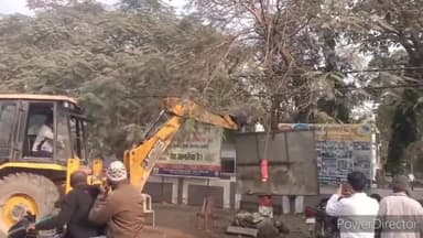 डुमरा: नगर निगम ने मर्यादा पथ पर चलाया अतिक्रमण हटाओ अभियान, वर्षों से संचालित सड़क किनारे की अवैध दुकानें हटाई गईं