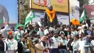 कांके: शहीद निर्मल महतो चौक पर सीएम ने शहीद निर्मल महतो की 74वीं जयंती पर श्रद्धांजलि दी