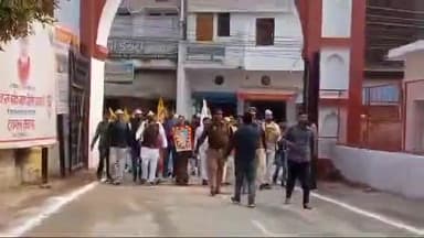 जौनपुर: आप पार्टी के कार्यकर्ताओं ने कलेक्ट्रेट पहुंचकर अमित शाह द्वारा डॉ अंबेडकर को लेकर दिए गए बयान के विरोध में दिया धरना