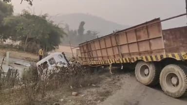 देवसर: पुरानी देवसर में अनियंत्रित होकर नदी में गिरा ट्रेलर, चालक हुआ घायल