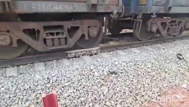 धौलपुर: धौलपुर जेल फाटक के पास युवक के ऊपर से निकली मालगाड़ी, युवक हुआ बेहोश