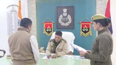 अमरोहा: अमरोहा के एसपी कुवंर अनुपम सिंह ने पुलिस कार्यालय में पीड़ितों की फरियाद सुनी, थाना प्रभारी को लगाई फटकार और दी चेतावनी