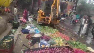 झांसी: चित्र चौराहे के पास अतिक्रमण दस्ते ने सब्जी की दुकानों पर चलाया बुलडोजर, विक्रेताओं ने लगाया जाम