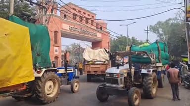 झांसी: मंडी में बने क्रय केंद्रों पर किसानों की मूंगफली नहीं लिए जाने को लेकर गुस्साए किसानों ने कलेक्ट्रेट में किया प्रदर्शन