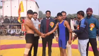 इटावा: इटावा महोत्सव में अखिल भारतीय दंगल के पहले दिन सैफई के पहलवानों का दबदबा, SDM सदर ने पहलवानों के साथ मिलाकर किया शुभारंभ