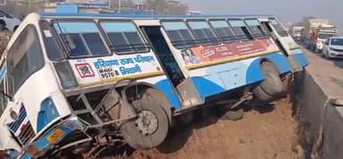 ਡੇਰਾਬਸੀ: ਡੇਰਾਬਸੀ ਵਿਖੇ ਹਰਿਆਣਾ ਰੋਡਵੇਜ਼ ਦੀ ਬੱਸ ਪਲਟੀ, ਵੱਡਾ ਹਾਦਸਾ ਟਲਿਆ