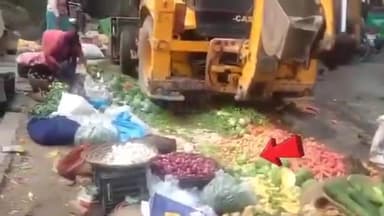 झाँसी: झांसी  में मानवता हुई शर्मसार गरीबों की रोजी-रोटी पर नगर निगम ने चलाया बुलडोजर।