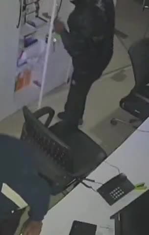 नरवल: कुलगांव मोड़ के पास कार शोरूम में चोरी करने घुसे चोर सायरन बजने पर भागे, घटना सीसीटीवी में कैद