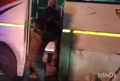 रायबरेली: सारस चौराहा के पास रोडवेज बस और ऑटो की टक्कर के बाद बस के कंडक्टर और ऑटो चालक के बीच हुई मारपीट, वीडियो हुआ वायरल