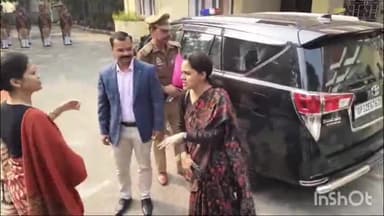 रायबरेली: पीडब्ल्यूडी गेस्ट हाउस में महाकुंभ को लेकर अधिकारियों के साथ कमिश्नर रोशन जैकब कर रहीं बैठक