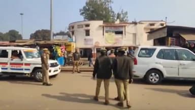 गोरखपुर: रेलवे बस स्टेशन पहुंचे एडीजी जोन ने जाम की समस्या को समझा, बसों को हटाने के दिए निर्देश